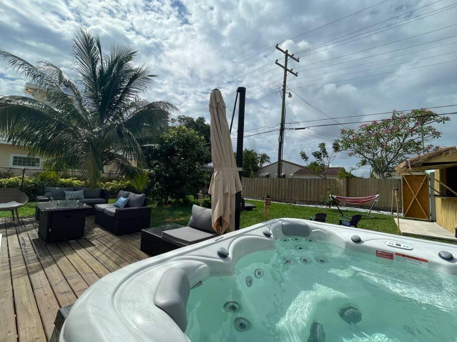 Hot tub, tiki bar, outdoor shower, near Intercoastal Waterway!, West Palm  Beach – Updated 2023 Prices