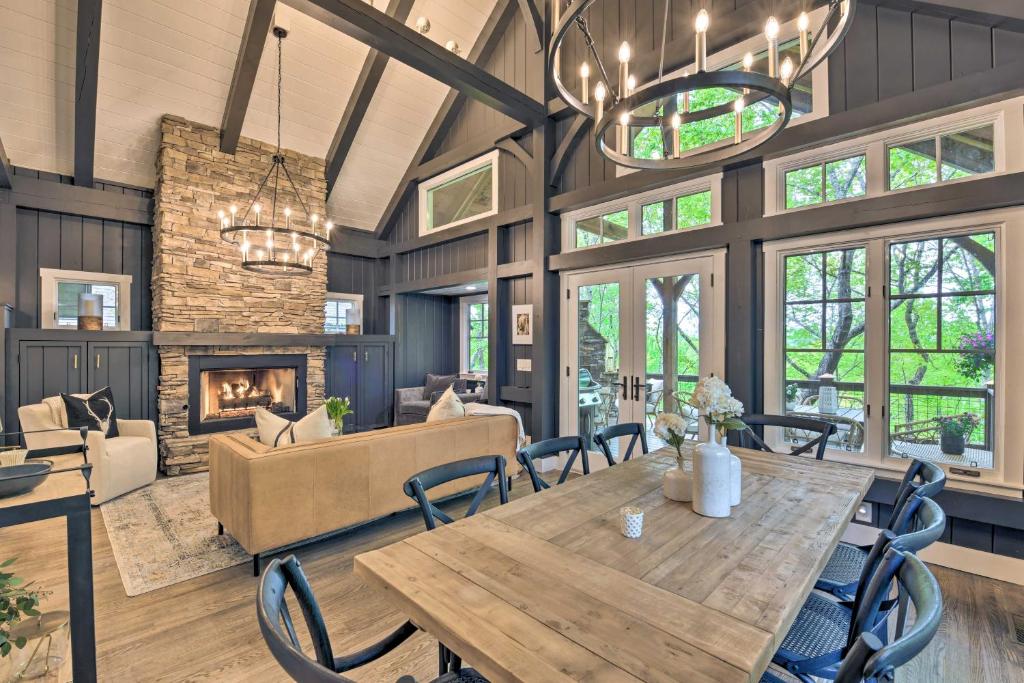 une salle à manger avec une table et une cheminée dans l'établissement Stunning Cashiers Home with Deck and Outdoor Fireplace, à Cashiers