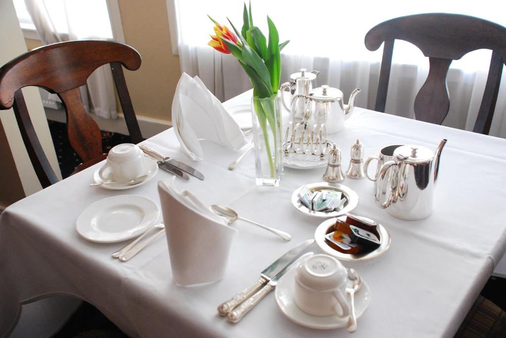 Reštaurácia alebo iné gastronomické zariadenie v ubytovaní Casey's Hotel