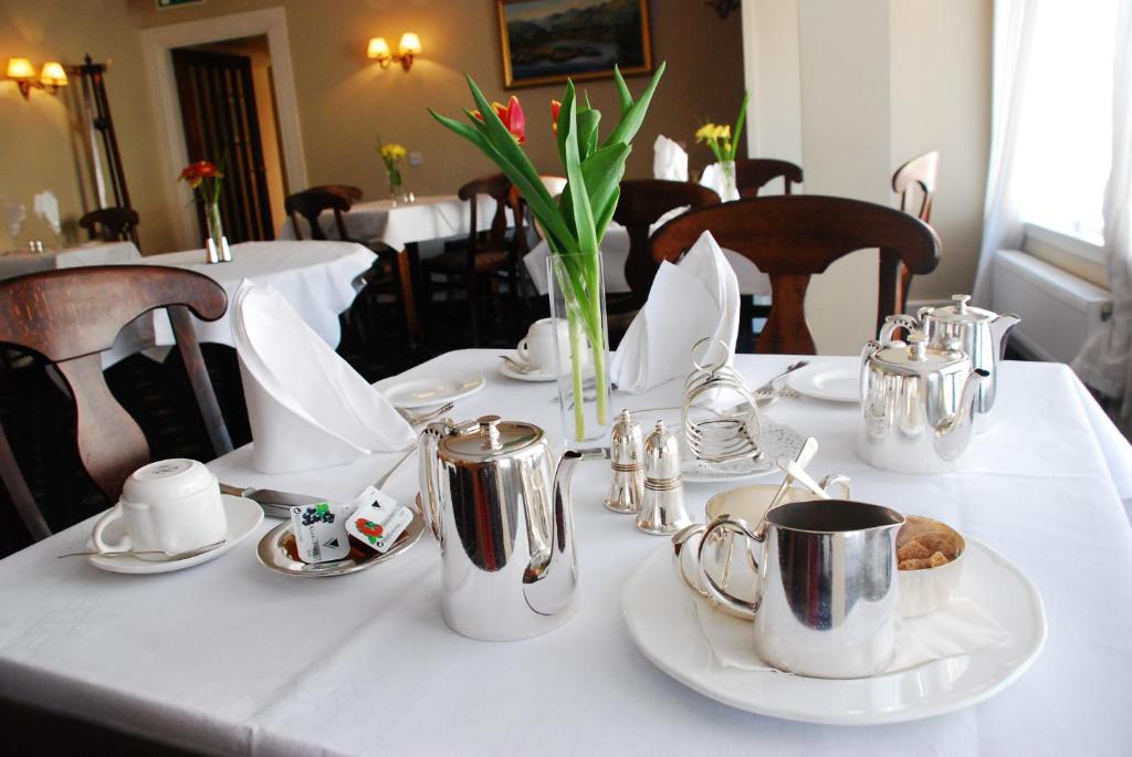 Reštaurácia alebo iné gastronomické zariadenie v ubytovaní Casey's Hotel