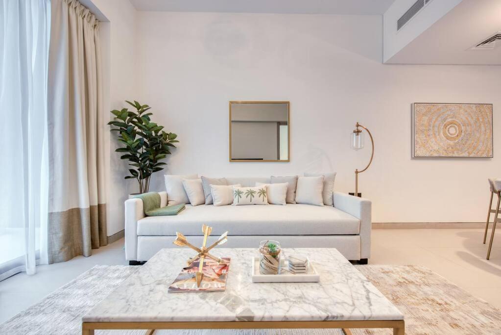 Stunning one bedroom with yoga, pool, bike and gym