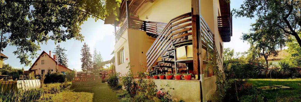 a building with a bunch of pots on the side of it at La mama Marta in Sovata