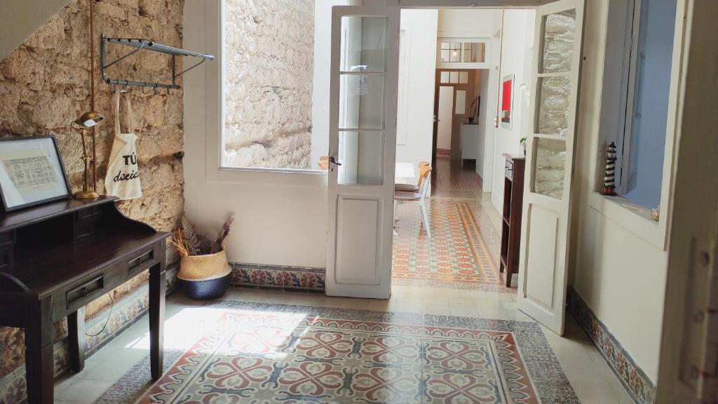 een kamer met een piano en een hal met een deur bij Adara Vegueta Exclusive Apartment in Las Palmas de Gran Canaria
