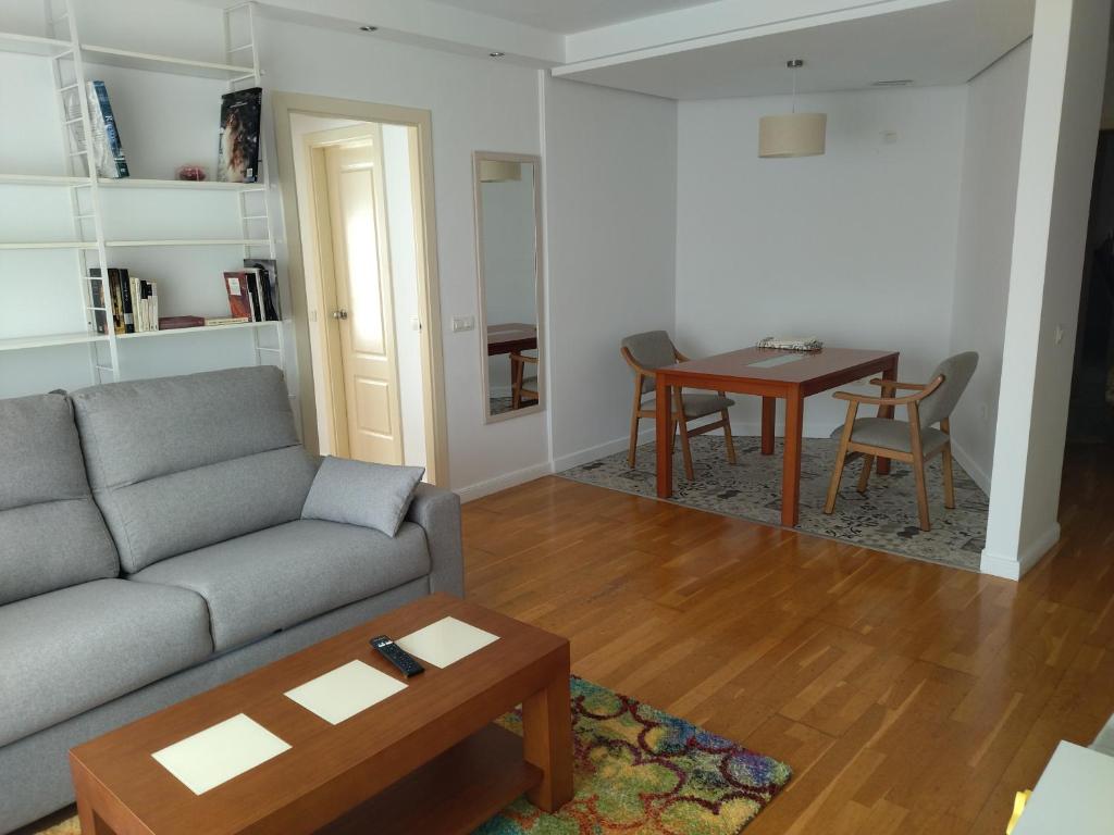- un salon avec un canapé et une table dans l'établissement Apartamento muy acogedor , en el casco antiguo., à Zamora
