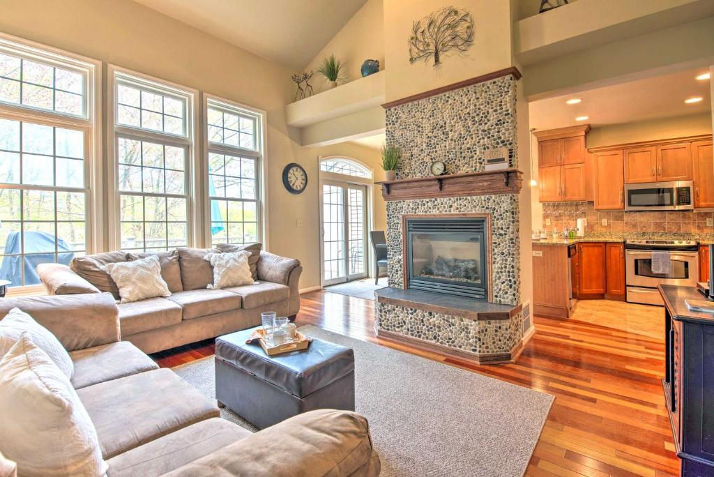 Lake Harmony Townhome with Deck and Gas Grill!, Lake Harmony (updated
