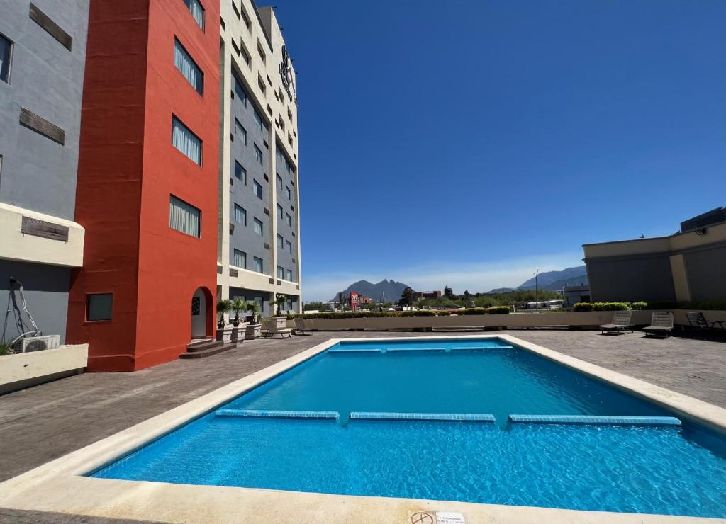 ein Pool auf dem Dach eines Gebäudes in der Unterkunft CHN Hotel Monterrey Norte, Trademark Collection by Wyndham in Monterrey