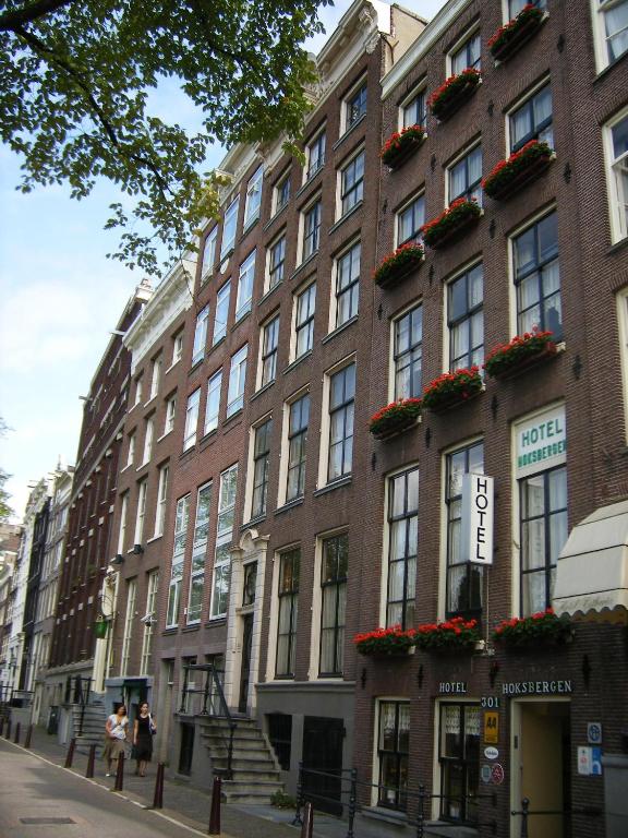 ein großes Backsteingebäude an einer Stadtstraße in der Unterkunft Hotel Hoksbergen in Amsterdam