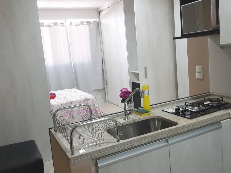 Una cocina o zona de cocina en Flat Decorado luxo em Boa Viagem junto ao Shopping