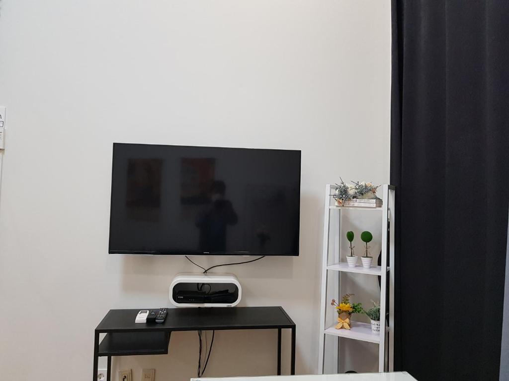 TV a/nebo společenská místnost v ubytování Hongdae Residence - 1min from Hongik Uni station Exit #1