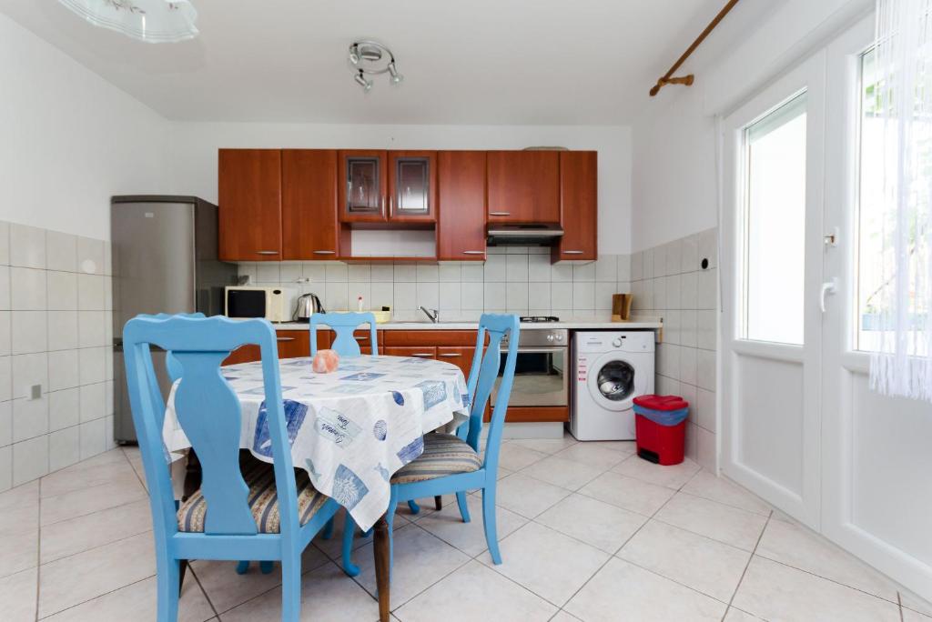 Kuchyňa alebo kuchynka v ubytovaní Apartments Slavica R