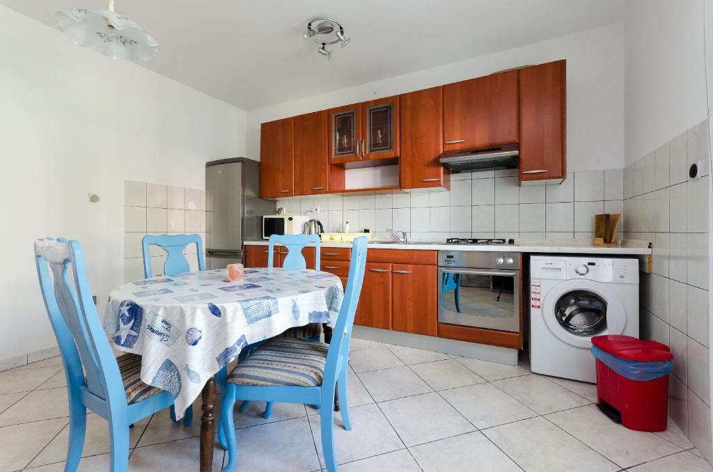 Kuchyňa alebo kuchynka v ubytovaní Apartments Slavica R