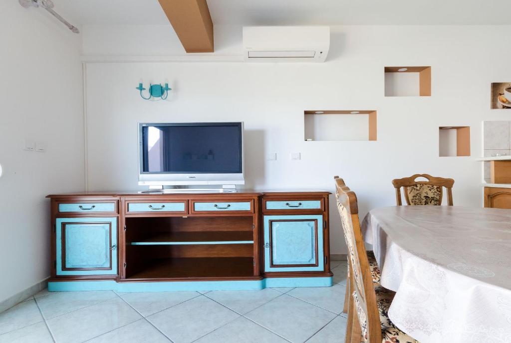 Televízia a/alebo spoločenská miestnosť v ubytovaní Apartments Slavica R