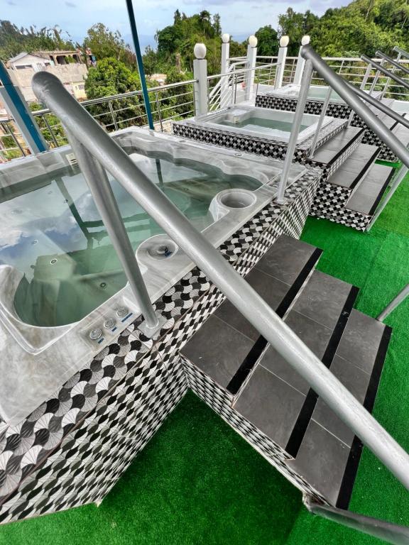un conjunto de escaleras en un crucero con césped verde en EDMA APARTAHOTEL, en Santa Bárbara de Samaná