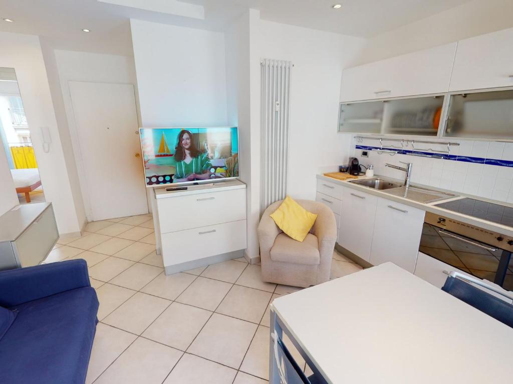 Kuchyňa alebo kuchynka v ubytovaní Appartement climatisé avec balcon en plein centre de Menton, proche mer et commerces - FR-1-196-305