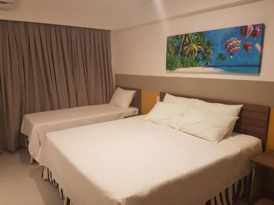 duas camas num quarto de hotel com em Apartamento no Olímpia Park Resort (Melhor preço!) em Olímpia