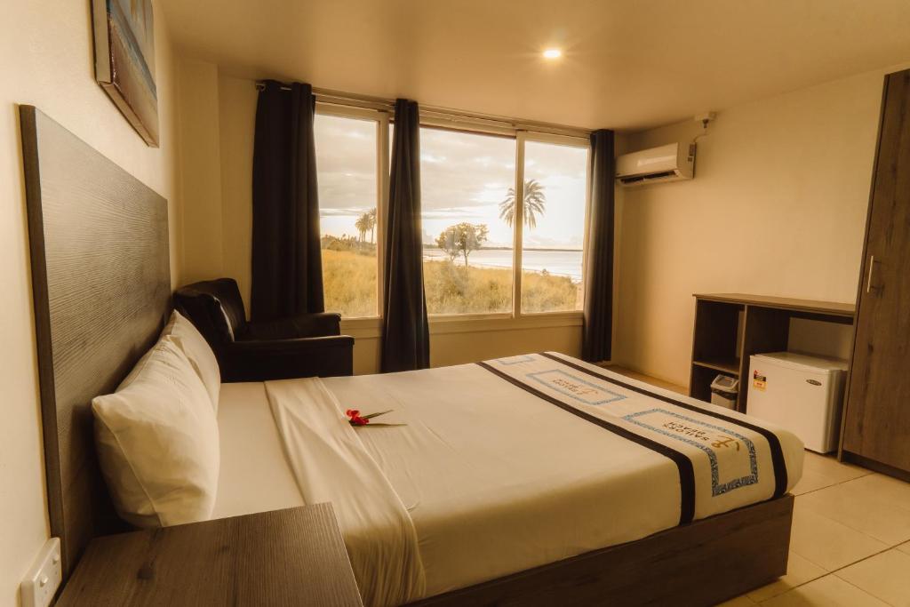 Llit o llits en una habitació de Sailors Beach Fiji