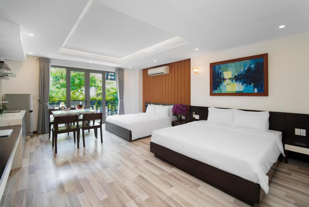 Postel nebo postele na pokoji v ubytování AOA Danang Beach Hotel