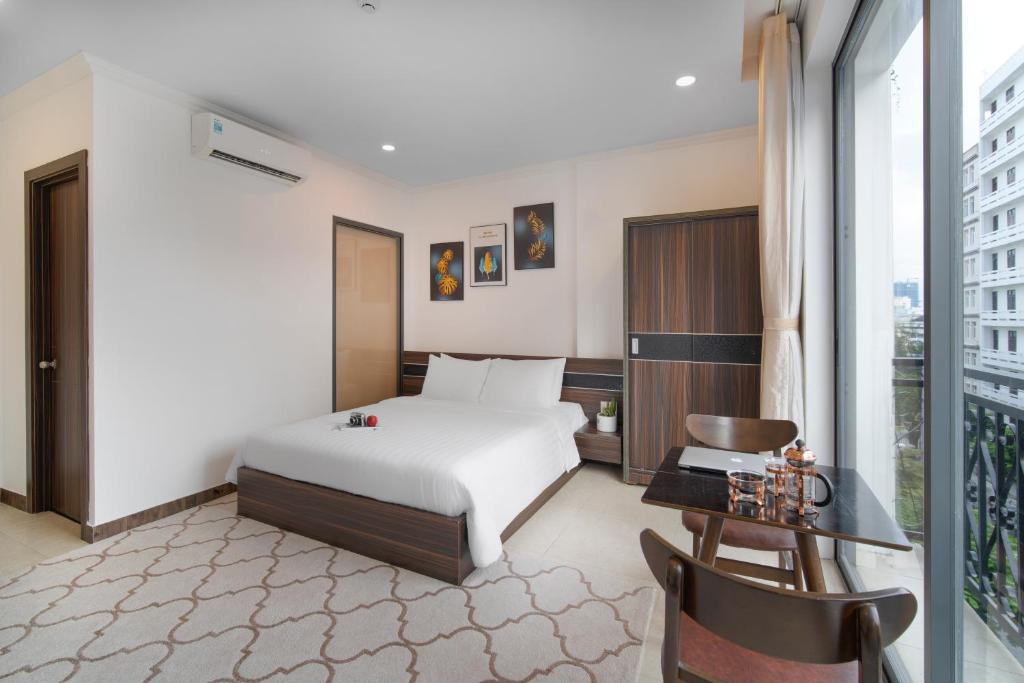 Postel nebo postele na pokoji v ubytování AOA Danang Beach Hotel
