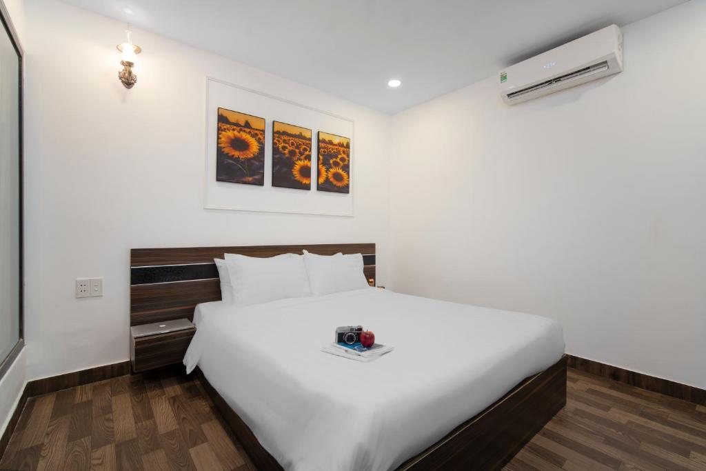 Postel nebo postele na pokoji v ubytování AOA Danang Beach Hotel