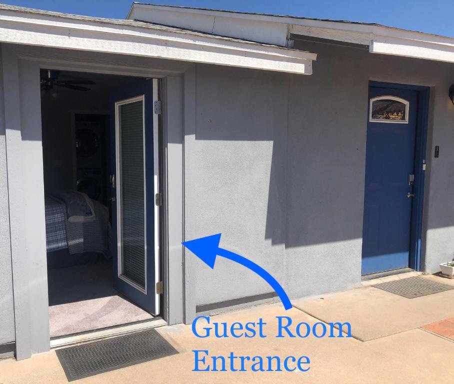 uma porta da frente de uma casa com uma entrada de quarto em Tempe ASU Guest Suite em Tempe
