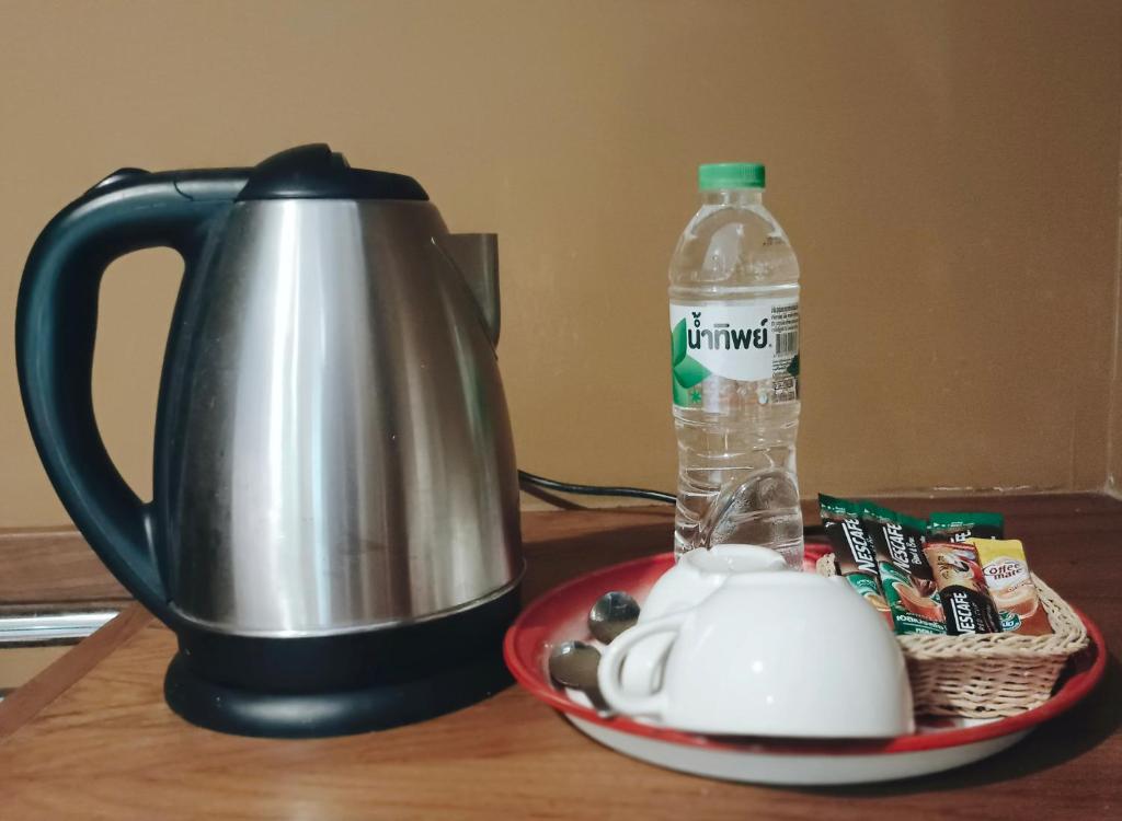 Příslušenství pro přípravu čaje a kávy v ubytování Nua Tone Resort Bang Tao & Cafe