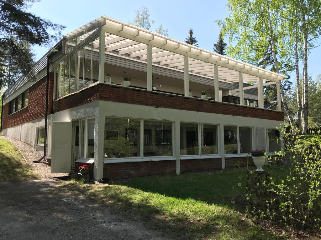 a large house with a roof on top of it at Kuivaketveleen Piha in Lappeenranta