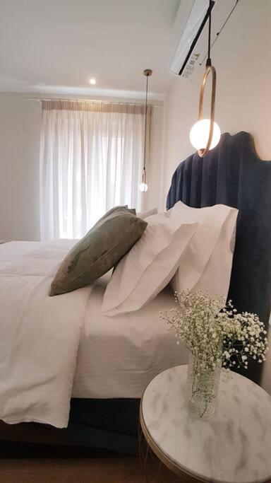 Łóżko lub łóżka w pokoju w obiekcie Sole e Luna Studio · Corfu Old Town