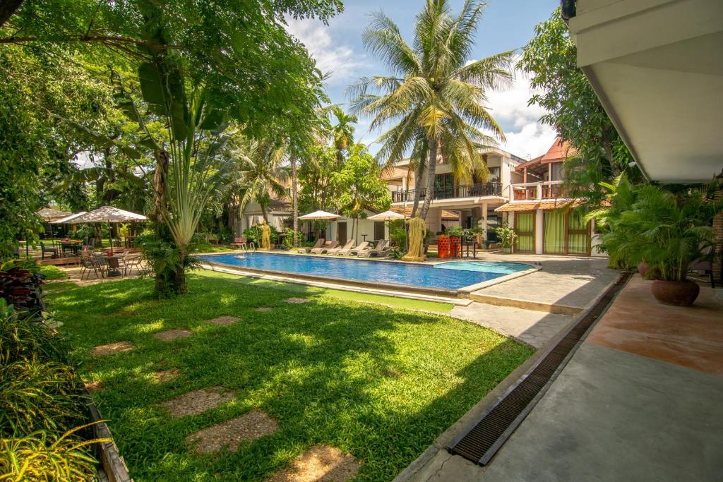una imagen de un patio trasero con piscina en Samathi Lake Resort, en Phnom Penh