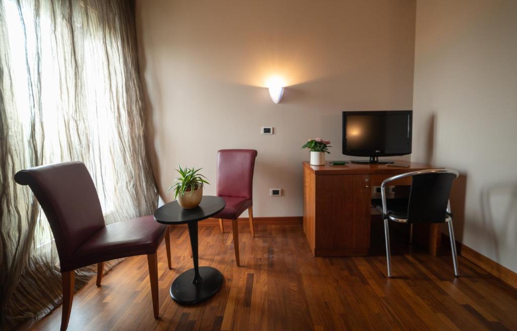 TV a/nebo společenská místnost v ubytování HOTEL QUERINI Business Hotel Sandrigo