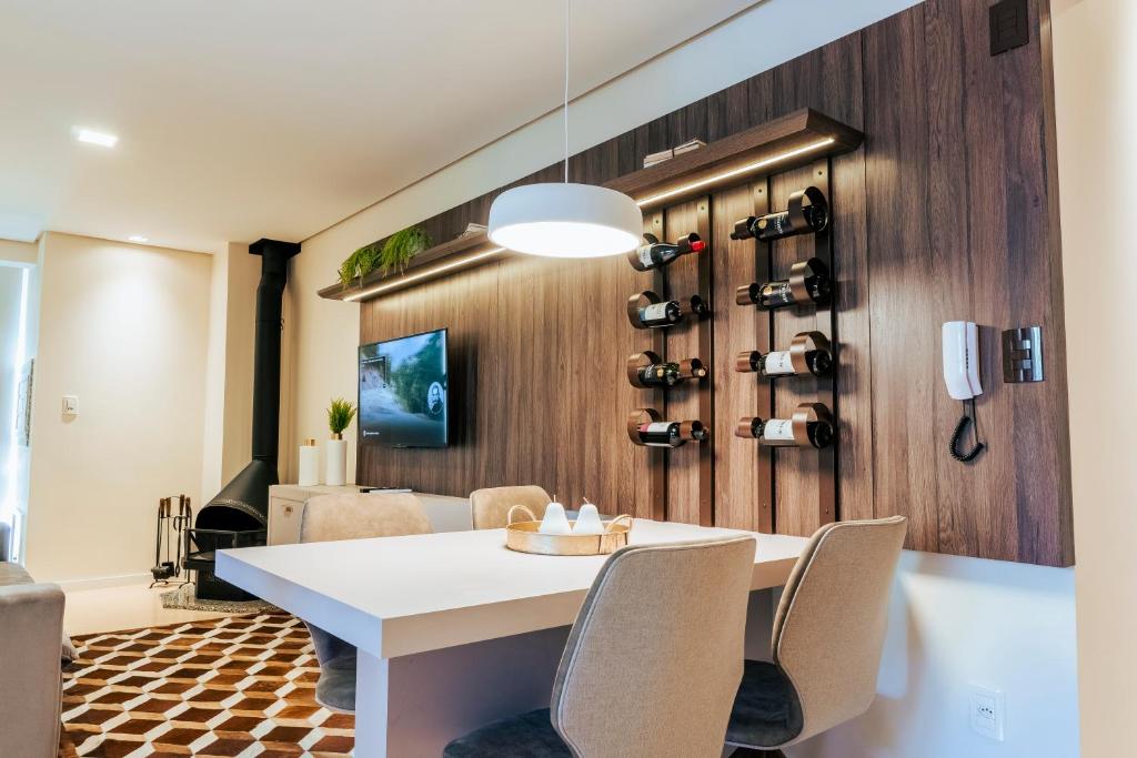 een eetkamer met een witte tafel en stoelen bij Apartamento Del Veneto in Canela