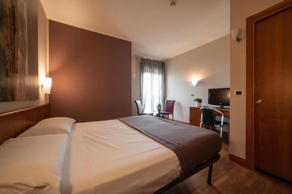 Postel nebo postele na pokoji v ubytování HOTEL QUERINI Business Hotel Sandrigo