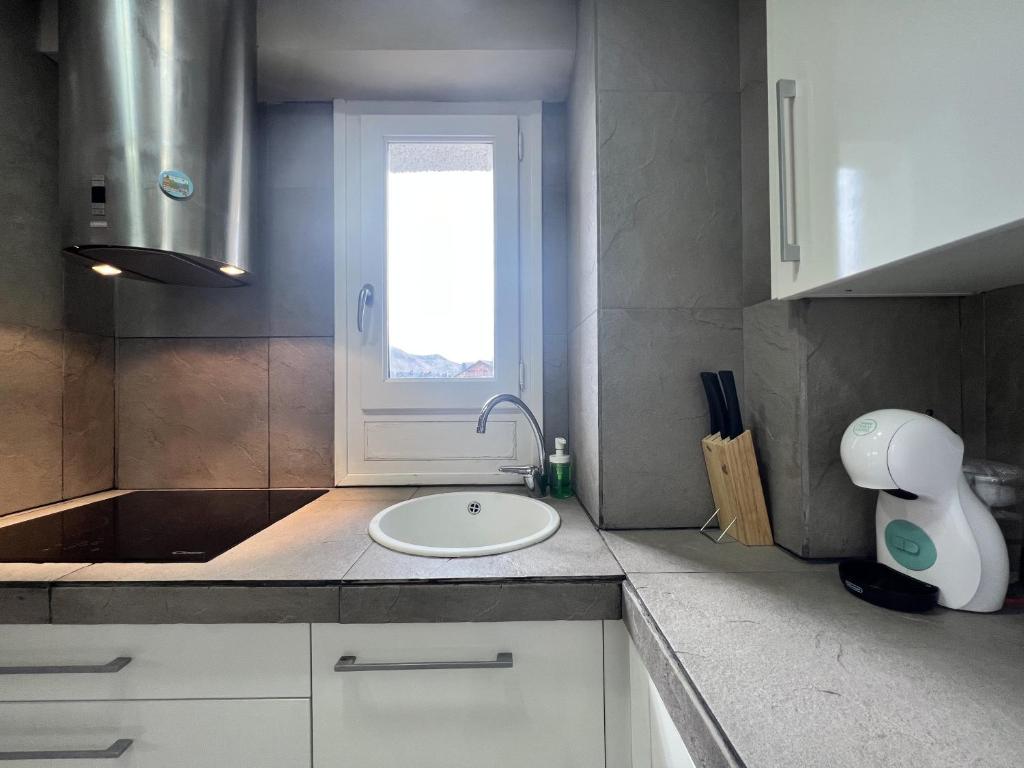 A kitchen or kitchenette at Betato ✪ Terraza, WiFi & trastero · Pirineos360