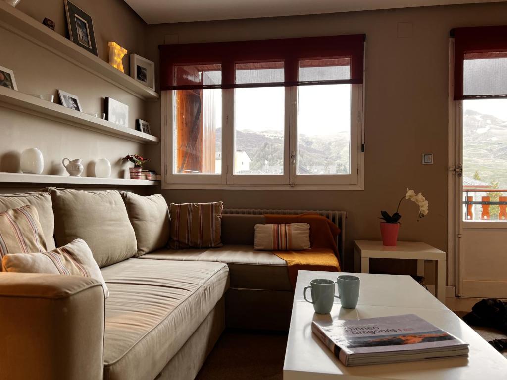 A seating area at Betato ✪ Terraza, WiFi & trastero · Pirineos360