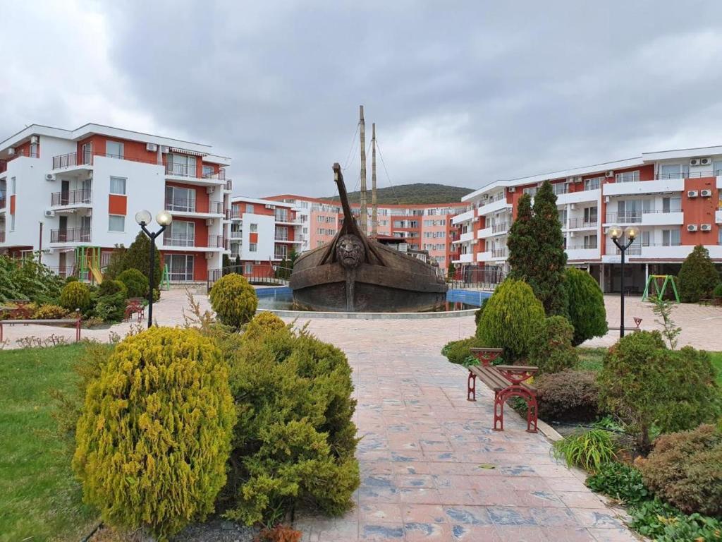 ein Park mit einer Statue mitten in einer Stadt in der Unterkunft Fort Knox Privilege C-4 265 Apartment in Sweti Wlas