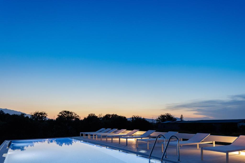 Piscina di Mikro Livadi Special Lodges - Has an Eco Salt water pool - 150m from the beach o nelle vicinanze