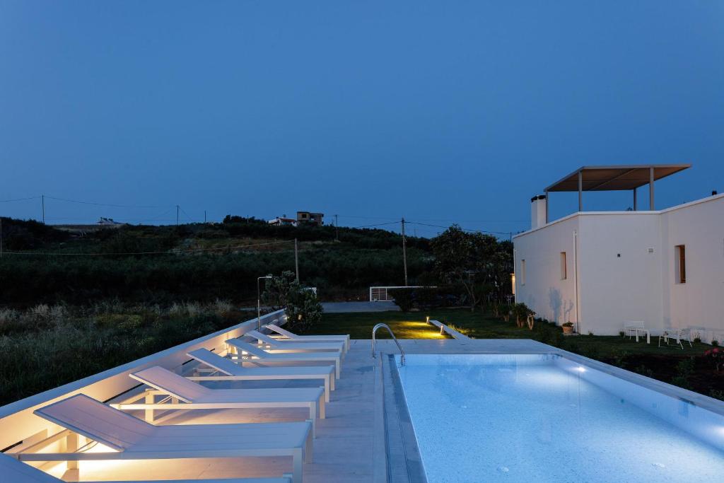 Piscina di Mikro Livadi Special Lodges - Has an Eco Salt water pool - 150m from the beach o nelle vicinanze