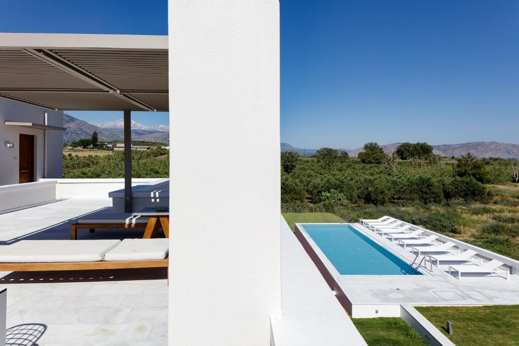 Piscina di Mikro Livadi Special Lodges - Has an Eco Salt water pool - 150m from the beach o nelle vicinanze