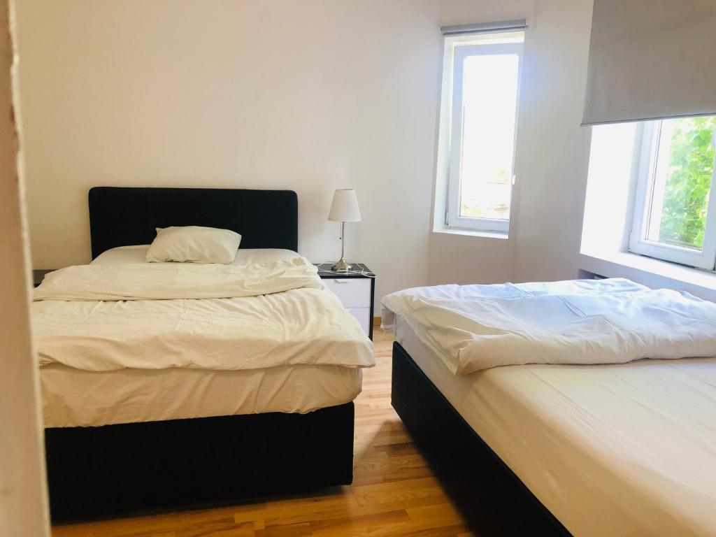 sypialnia z 2 łóżkami i oknem w obiekcie A1 Stay Apartments w Kopenhadze