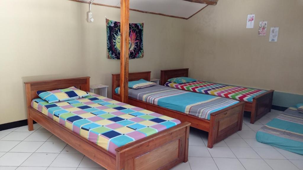 Postel nebo postele na pokoji v ubytování Harry's Ocean House Watukarung Homestay