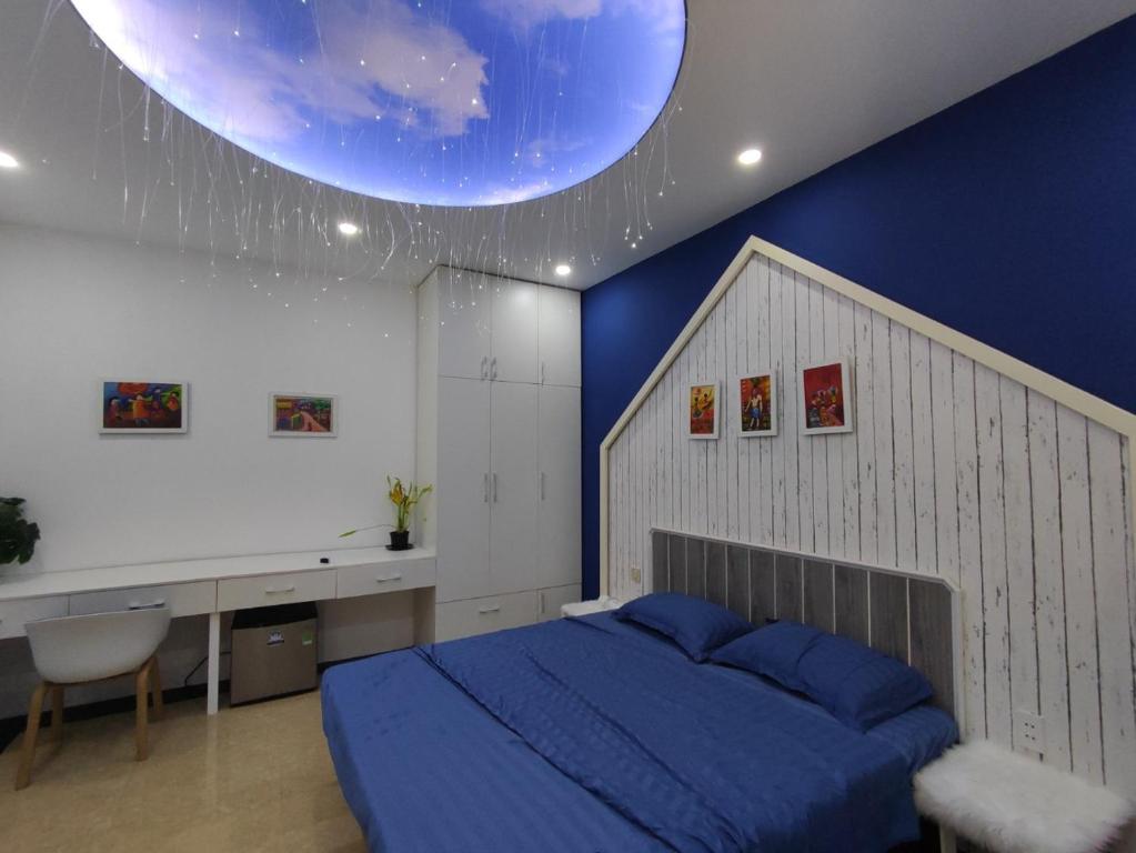 洞海的住宿－Balaha，一间卧室设有一张大床和蓝色的墙壁