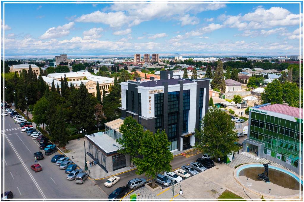 una vista aerea di una città con un parcheggio di Premium Hotel Ganja a Ganja