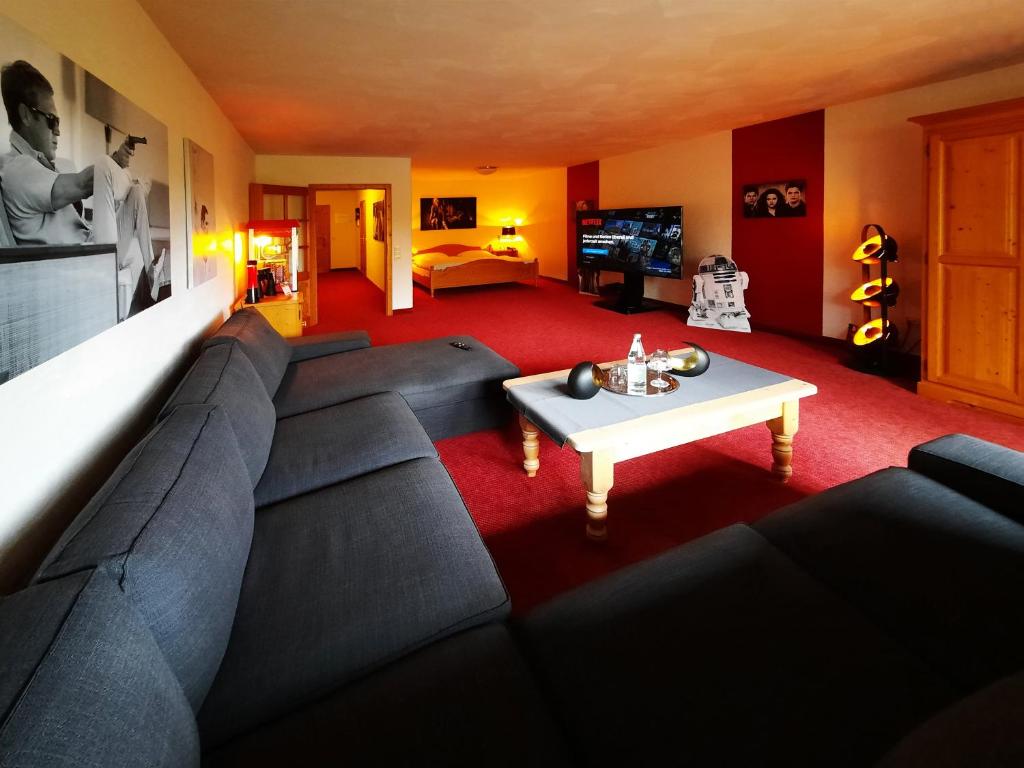 Berghotel Habbel und die Welt kann warten - Estudio De Lujo