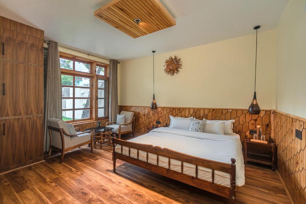 Postel nebo postele na pokoji v ubytování SaffronStays Monarch Manor, Manali - regal mansion
