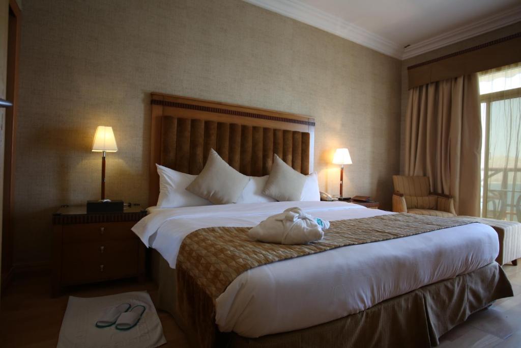 Postel nebo postele na pokoji v ubytování Atana Khasab Hotel