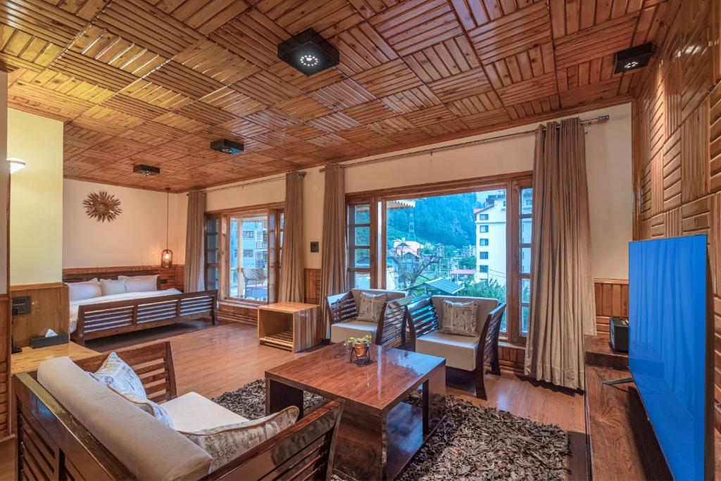Posezení v ubytování SaffronStays Monarch Manor, Manali - regal mansion