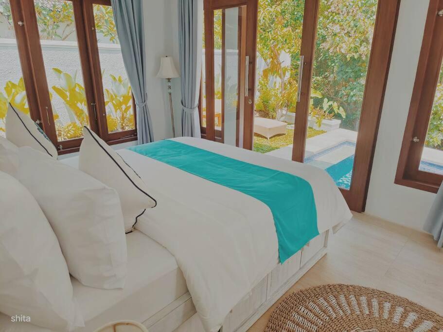 Postel nebo postele na pokoji v ubytování Coco Heaven Senggigi - 2 BR Private Villa with Private Pool