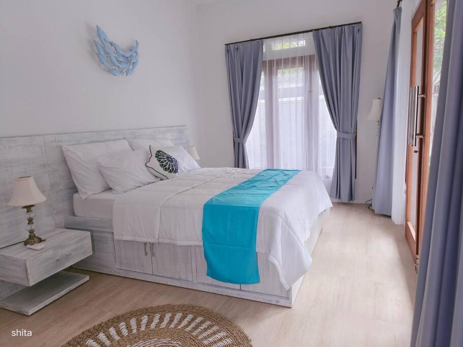 Postel nebo postele na pokoji v ubytování Coco Heaven Senggigi - 2 BR Private Villa with Private Pool