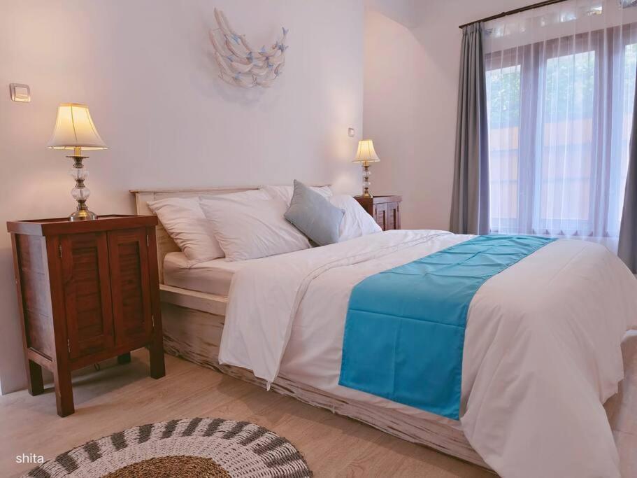 Postel nebo postele na pokoji v ubytování Coco Heaven Senggigi - 2 BR Private Villa with Private Pool