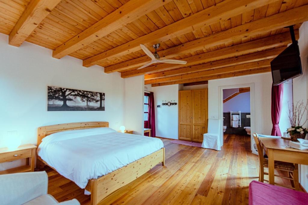 ein Schlafzimmer mit einem Bett und einer Holzdecke in der Unterkunft Agriturismo Ronchi Rò in Lonzano