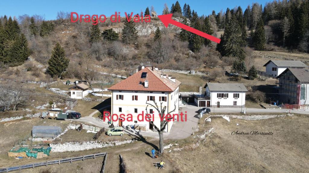 an aerial view of a house with a red arrow at Rosa dei venti in Lavarone